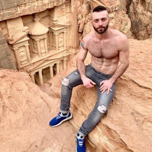Naturiste en Short Kaïros - rencontre-Minet-Hyères